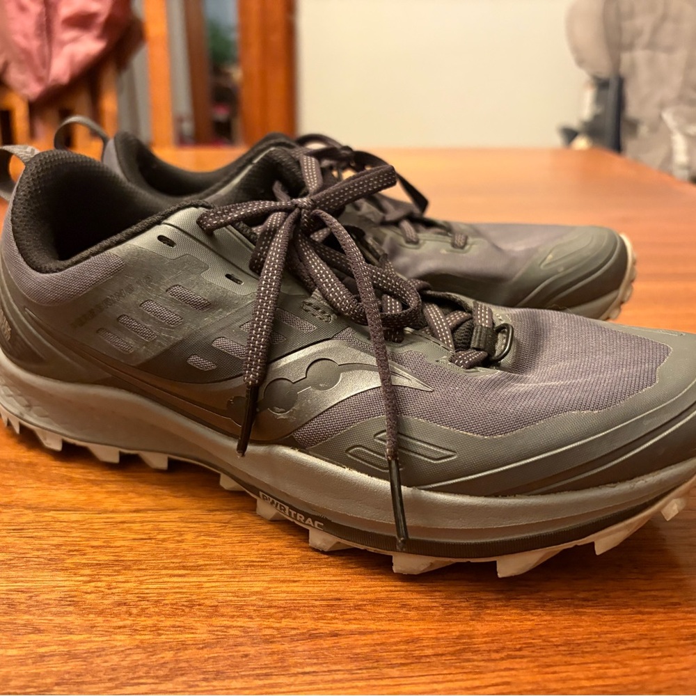 Women’s Saucony Peregrine 10 GTX Trail Running Shoes black grey runners